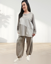 Lade das Bild in den Galerie-Viewer, Hookk Tunika in Taupe mit Mustermix Größe 44 bis 60