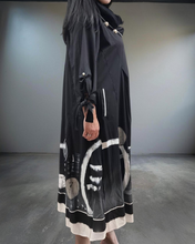 Load image into Gallery viewer, Maxlive Kleid Schwarz Weiss mit Drahtkragen und liebevollen Details Größe 46 bis 60