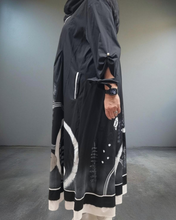 Load image into Gallery viewer, Maxlive Kleid Schwarz Weiss mit Drahtkragen und liebevollen Details Größe 46 bis 60