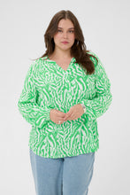 Load image into Gallery viewer, Sportliche Viskose Eco Bluse in Bright Green Muster bis Gr 54 - Kaffe Curve