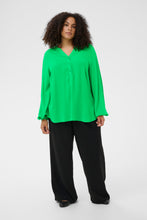 Lade das Bild in den Galerie-Viewer, Sportliche Viskose Eco Bluse in Bright Green Uni bis Gr 54 - Kaffe Curve