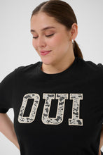 Load image into Gallery viewer, Stylisches T-Shirt mit kontraststarker „OUI“-Spitzenapplikation bis Gr 56 - Kaffe Curve