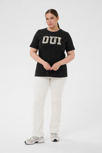 Load image into Gallery viewer, Stylisches T-Shirt mit kontraststarker „OUI“-Spitzenapplikation bis Gr 56 - Kaffe Curve