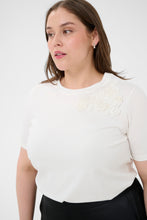 Lade das Bild in den Galerie-Viewer, Elegantes T-Shirt mit dreidimensionalen Chiffon-Blüten in Weiss bis Gr 56