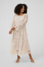 Load image into Gallery viewer, Romantisches Boho-Spitzenkleid im Stufen-Look – in Beige bis Gr 58