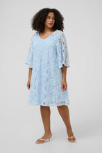 Load image into Gallery viewer, Romantisches Spitzenkleid in Hellblau – Eleganter Allover-Spitzenlook - Kaffe Curve bis Gr 54