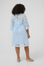 Load image into Gallery viewer, Romantisches Spitzenkleid in Hellblau – Eleganter Allover-Spitzenlook - Kaffe Curve bis Gr 54