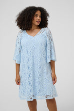 Load image into Gallery viewer, Romantisches Spitzenkleid in Hellblau – Eleganter Allover-Spitzenlook - Kaffe Curve bis Gr 54