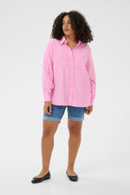 Lade das Bild in den Galerie-Viewer, Sportliche Viskose Eco Bluse in Pink Frosting bis Gr 56 - Kaffe Curve
