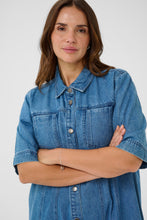 Lade das Bild in den Galerie-Viewer, Lässiges Denim-Hemdblusenkleid aus 100% Baumwolle bis Gr 58 - Kaffe Curve