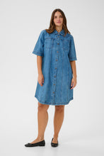 Lade das Bild in den Galerie-Viewer, Lässiges Denim-Hemdblusenkleid aus 100% Baumwolle bis Gr 58 - Kaffe Curve