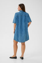 Lade das Bild in den Galerie-Viewer, Lässiges Denim-Hemdblusenkleid aus 100% Baumwolle bis Gr 58 - Kaffe Curve