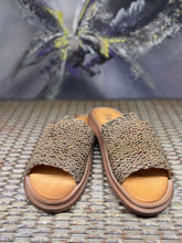 Load image into Gallery viewer, Papucei Pantolette Jules Beige/ Gold