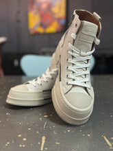 Lade das Bild in den Galerie-Viewer, Rebecca White Sneaker Nabuck Milk Unisex
