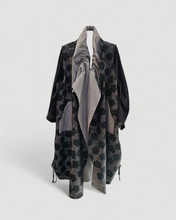 Lade das Bild in den Galerie-Viewer, Wunderschöne Longweste mit dezentem Flowerdesign und Raffungen Gr 40 bis 54