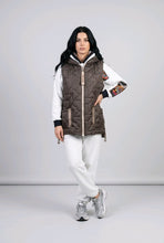 Load image into Gallery viewer, Gesteppte Kapuzenweste mit Herz-Muster & Fashion Style-Details – Rita Fink