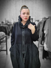 Load image into Gallery viewer, Mädchenglück Hingucker Jacke in 4 Größen bis Gr 60 mit Memory Taft in Schwarz