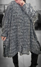 Lade das Bild in den Galerie-Viewer, SALE- Mädchenglück Onesized Oversized Pullover aus Viskose und Baumwolle