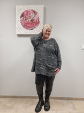 Lade das Bild in den Galerie-Viewer, Mädchenglück Pullover in 2 Größen Grau Schwarz Weiß