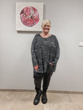 Lade das Bild in den Galerie-Viewer, Mädchenglück Pullover in 2 Größen Grau Schwarz Weiß