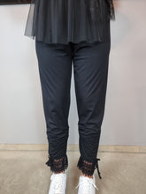 Load image into Gallery viewer, CN-G & Mädchenglück Leggins mit Spitzenabschluss und Raffung  in zwei Farben und zwei Größen bis Größe 66