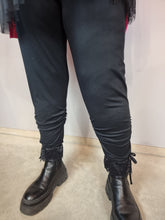 Load image into Gallery viewer, CN-G & Mädchenglück Leggins mit Spitzenabschluss und Raffung  in zwei Farben und zwei Größen bis Größe 66