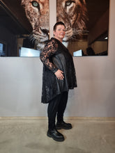 Load image into Gallery viewer, CN-G Bluse aus Spitze mit Lederapplikationen in 3 Größen bis Gr 60