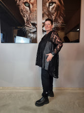 Load image into Gallery viewer, CN-G Bluse aus Spitze mit Lederapplikationen in 3 Größen bis Gr 60