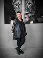 Load image into Gallery viewer, CN-G Bluse aus Spitze mit Lederapplikationen in 3 Größen bis Gr 60