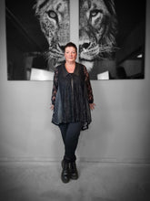 Load image into Gallery viewer, CN-G Bluse aus Spitze mit Lederapplikationen in 3 Größen bis Gr 60