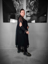 Load image into Gallery viewer, Dreiteiler bestehend aus Netzweste mit Unterkleid & Stulpen