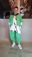 Load image into Gallery viewer, CN-G Kurzjacke mit Netzkapuze in 3 Größen in Smaragd Grün