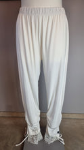 Load image into Gallery viewer, CN-G & Mädchenglück Leggins mit Spitzenabschluss und Raffung  in zwei Farben und zwei Größen bis Größe 66