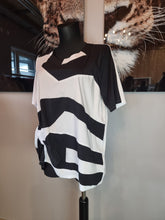 Load image into Gallery viewer, Tunika von Mädchenglück in 4 Farben bis Gr 64 jetzt im Sale