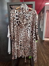 Lade das Bild in den Galerie-Viewer, Vincenzo Allocca Tunika mit Leo Print und Schal