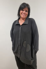 Load image into Gallery viewer, Blusentunika mit Druckknöpfen von CNG bis Größe 62 mit Memory und Lederoptik Einsatz
