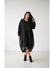 Lade das Bild in den Galerie-Viewer, Sweat Mantel von CN-G in Schwarz, mit Lackeinsätzen Onesized Größe 40 bis 64