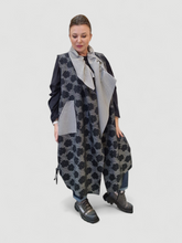 Lade das Bild in den Galerie-Viewer, Wunderschöne Longweste mit dezentem Flowerdesign und Raffungen Gr 40 bis 54