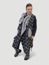 Lade das Bild in den Galerie-Viewer, Wunderschöne Longweste mit dezentem Flowerdesign und Raffungen Gr 40 bis 54