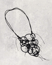 Lade das Bild in den Galerie-Viewer, Stylische Kautschuk Kette mit Ringen