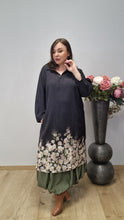 Lade das Bild in den Galerie-Viewer, Longtunika Kleid in angesagtem floralem Design Größe 40 bis 60
