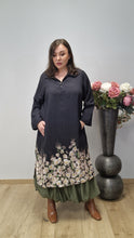 Lade das Bild in den Galerie-Viewer, Longtunika Kleid in angesagtem floralem Design Größe 40 bis 60