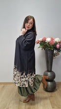 Lade das Bild in den Galerie-Viewer, Longtunika Kleid in angesagtem floralem Design Größe 40 bis 60