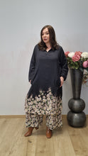 Lade das Bild in den Galerie-Viewer, Longtunika Kleid in angesagtem floralem Design Größe 40 bis 60