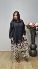 Lade das Bild in den Galerie-Viewer, Longtunika Kleid in angesagtem floralem Design Größe 40 bis 60