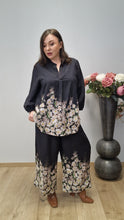Lade das Bild in den Galerie-Viewer, Hingucker Hose mit süßem, floralen Muster Gr 40 bis 62 - Gozzip