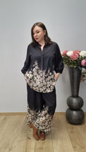 Lade das Bild in den Galerie-Viewer, Hingucker Hose mit süßem, floralen Muster Gr 40 bis 62 - Gozzip