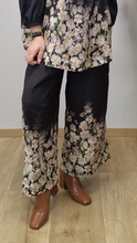 Lade das Bild in den Galerie-Viewer, Hingucker Hose mit süßem, floralen Muster Gr 40 bis 62 - Gozzip
