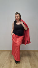 Lade das Bild in den Galerie-Viewer, Stylischer Maxi Rock in Rot Größe 42 bis 62/64 - Studio