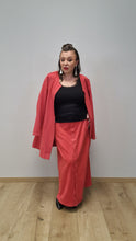 Lade das Bild in den Galerie-Viewer, Stylischer Maxi Rock in Rot Größe 42 bis 62/64 - Studio